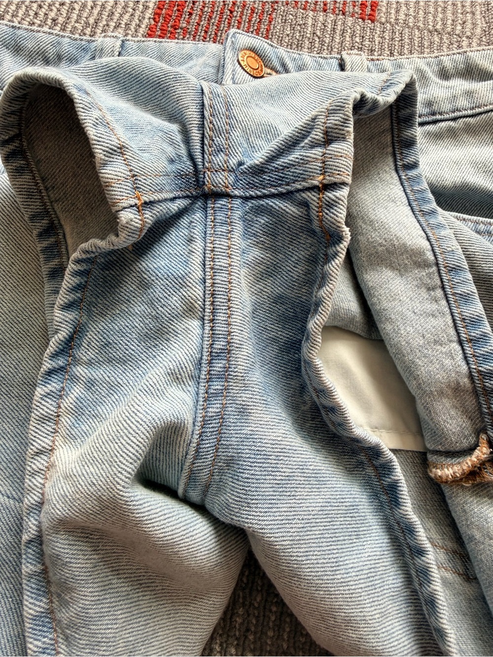 H&M &DENIM Light Wash High-Waisted Vintage Denim Mom Shorts Size 2 - Picture 3 of 7
